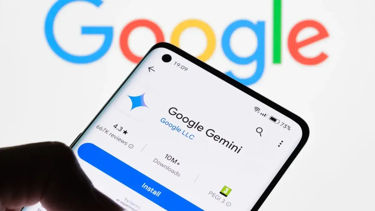 E Smartphone mat Google Maps an integréierter Gemini KI fir d'Planung vum Dag