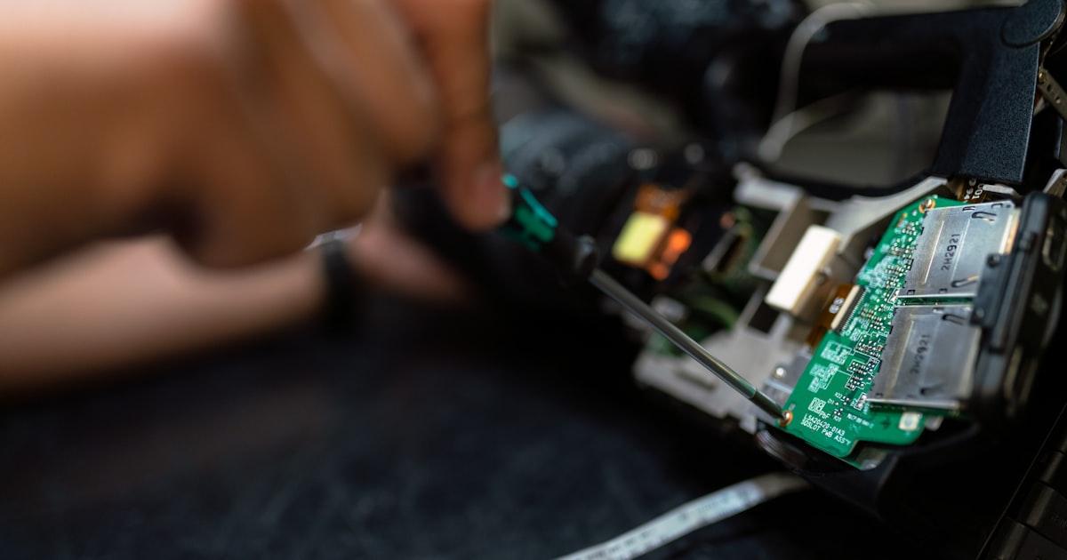 Vue de Luxembourg-Ville avec des écrans affichant des données IA